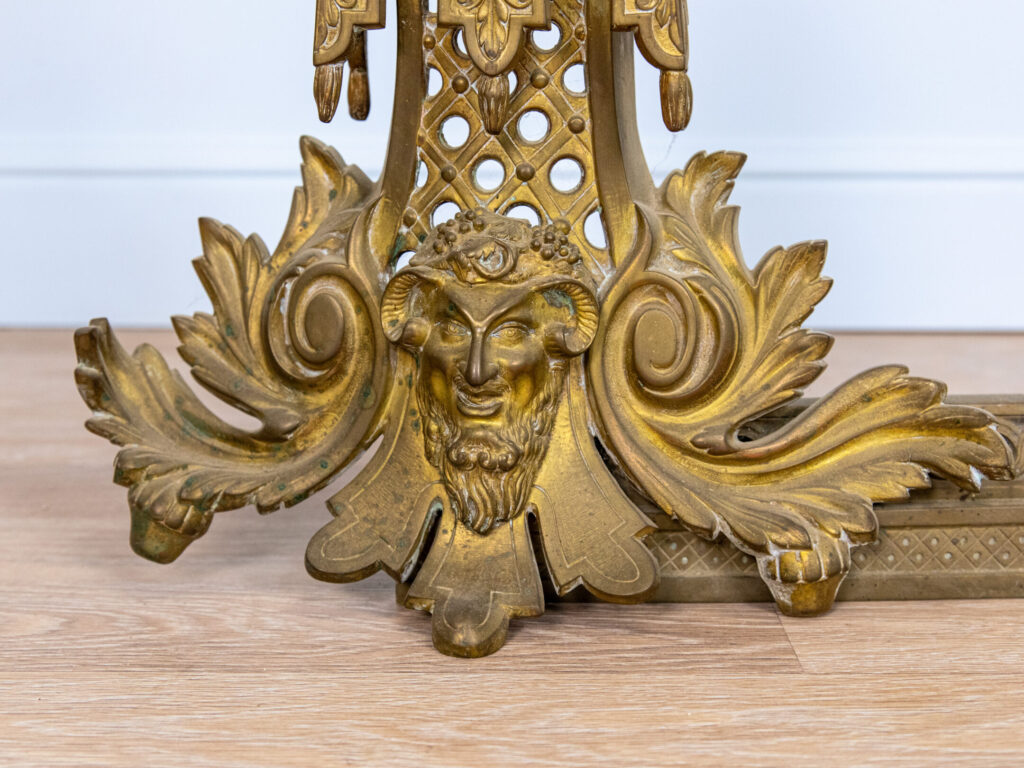 Антикварний камінний декор