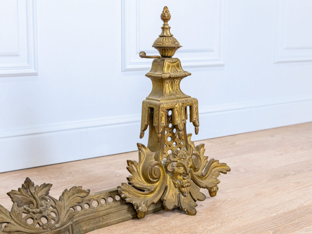 Антикварний камінний декор