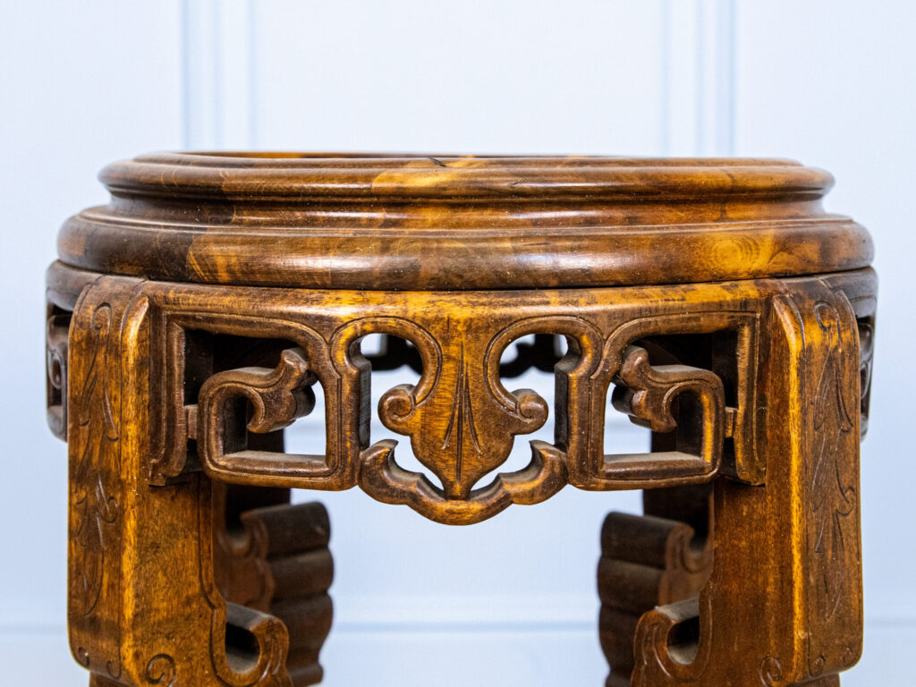 Антикварний столик-підставка