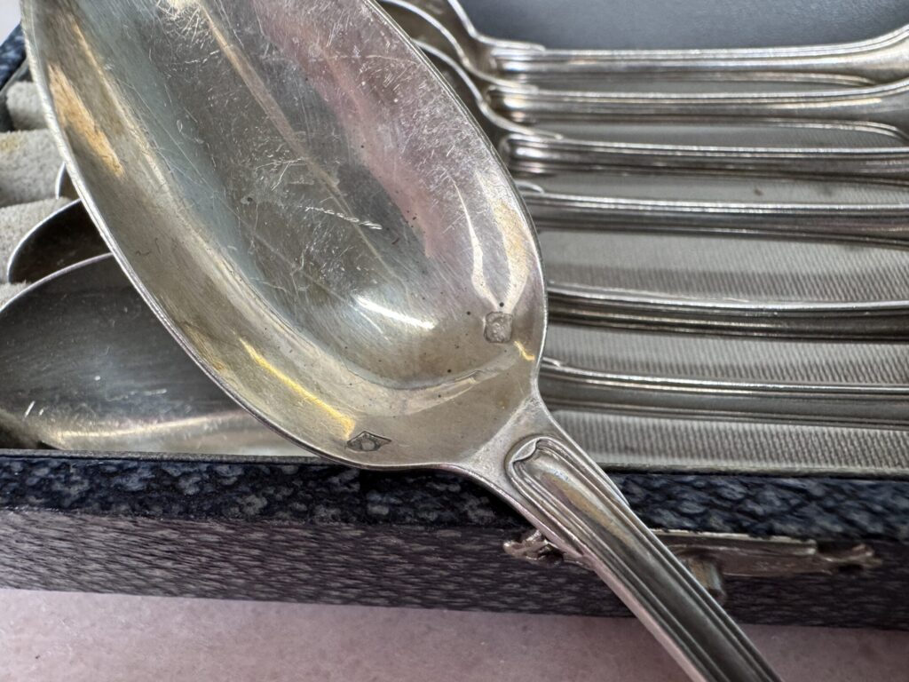 Антикварний набір срібних ложок у футлярі