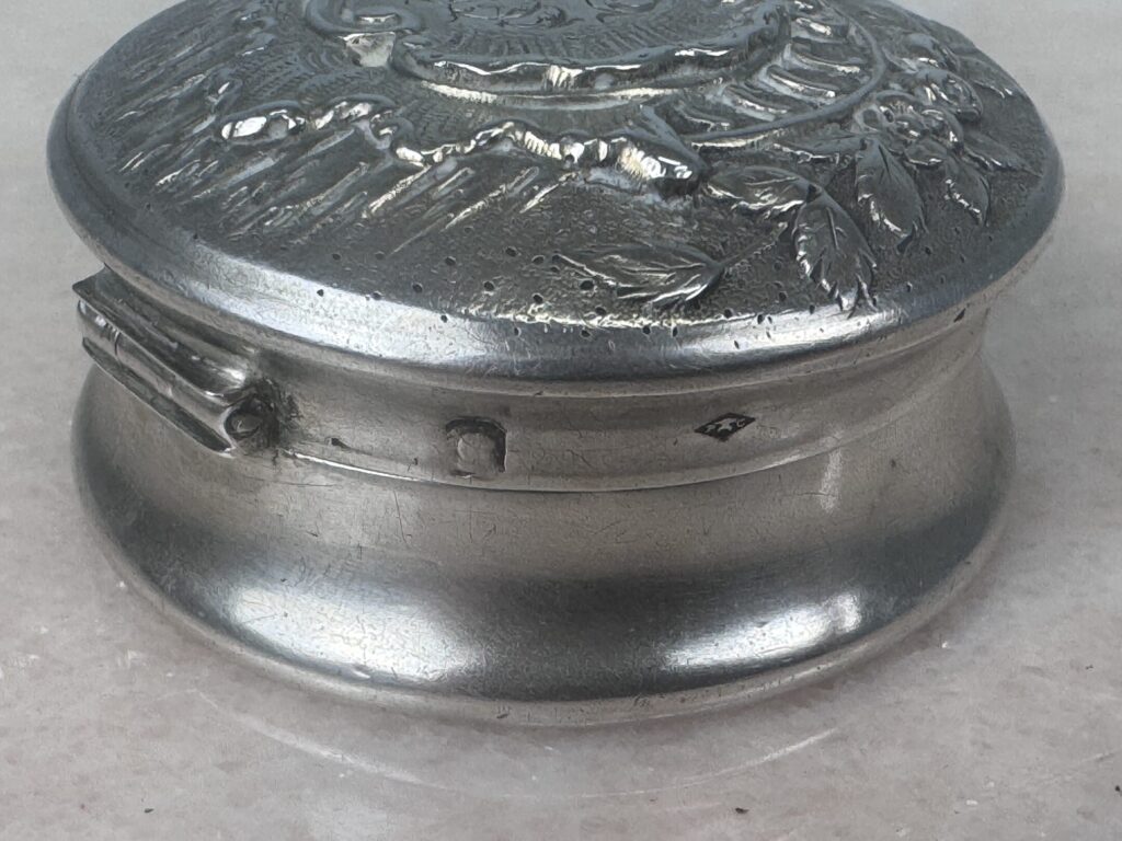 Антикварна срібна бонбоньєрка/таблетниця