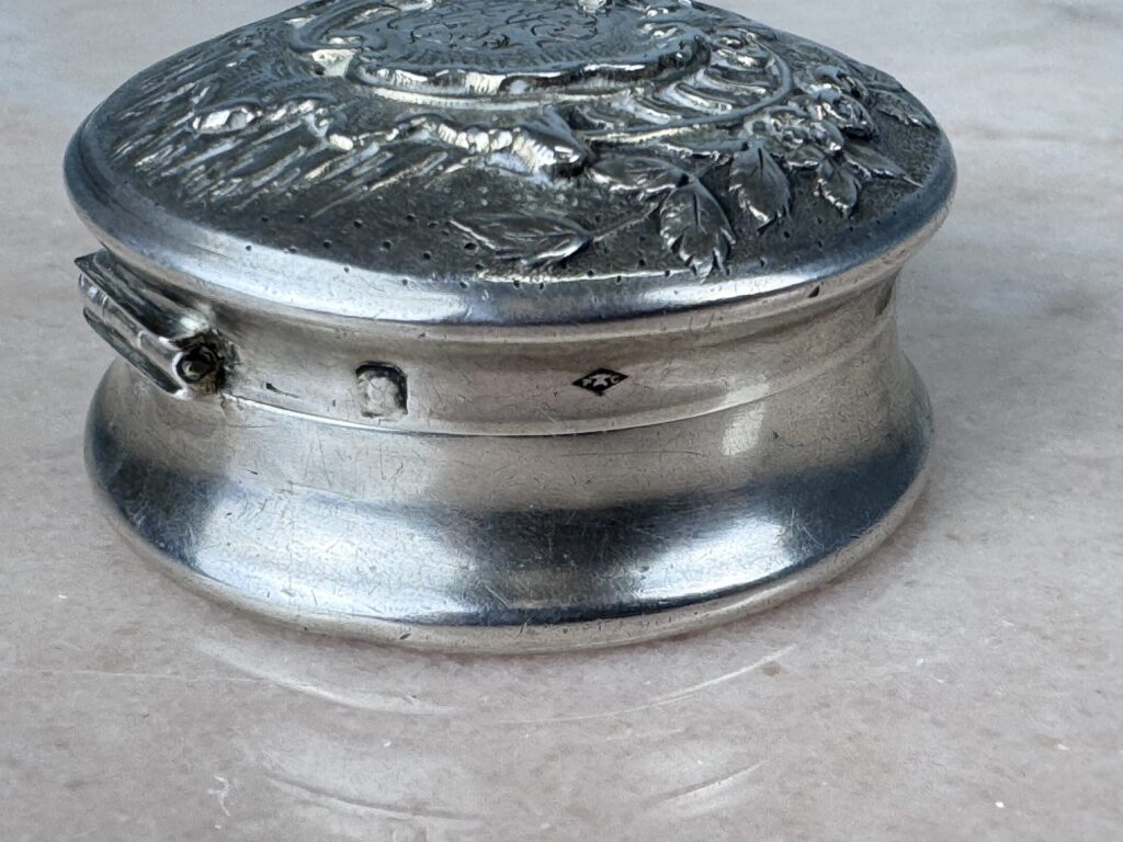 Антикварна срібна бонбоньєрка/таблетниця