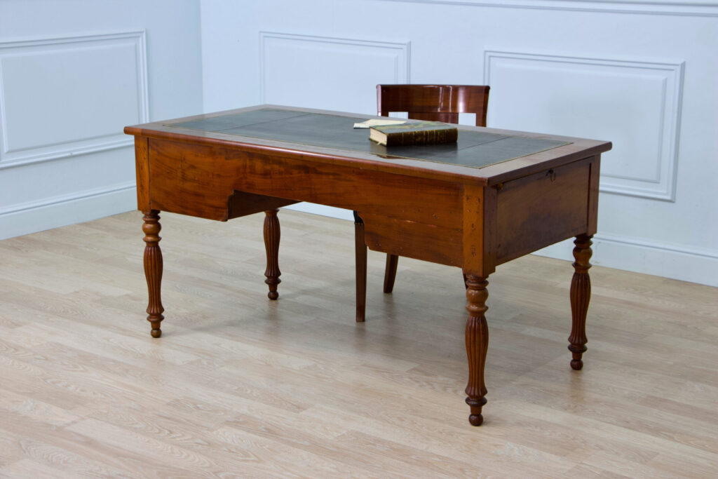 Антикварний письмовий стіл зі стільцем