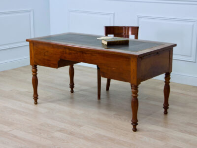 Антикварний письмовий стіл зі стільцем