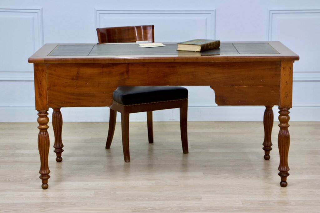 Антикварний письмовий стіл зі стільцем