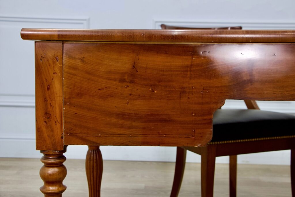 Антикварний письмовий стіл зі стільцем