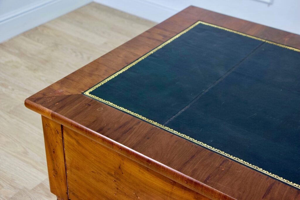 Антикварний письмовий стіл зі стільцем