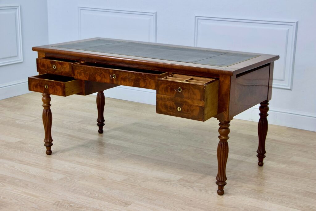 Антикварний письмовий стіл зі стільцем