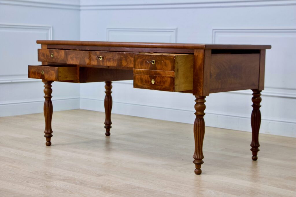 Антикварний письмовий стіл зі стільцем