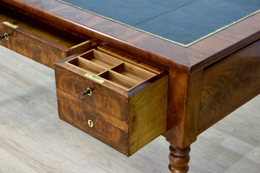 Антикварний письмовий стіл зі стільцем