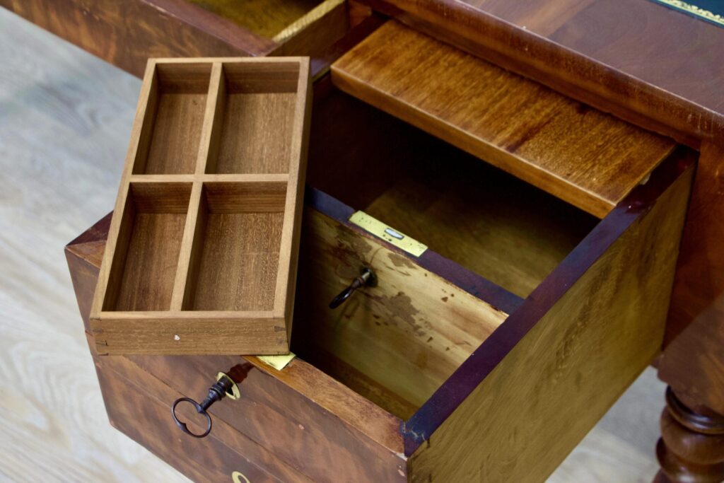 Антикварний письмовий стіл зі стільцем