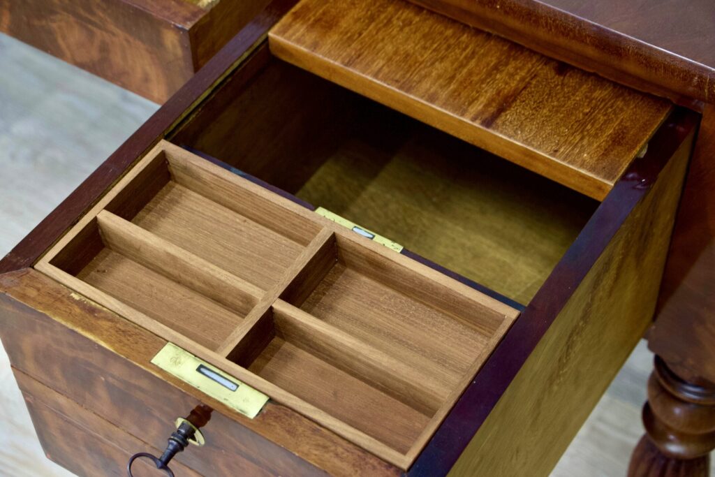 Антикварний письмовий стіл зі стільцем