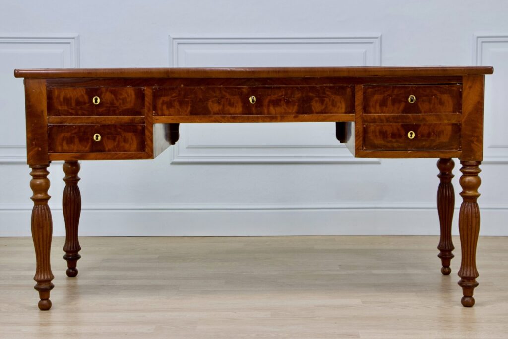 Антикварний письмовий стіл зі стільцем