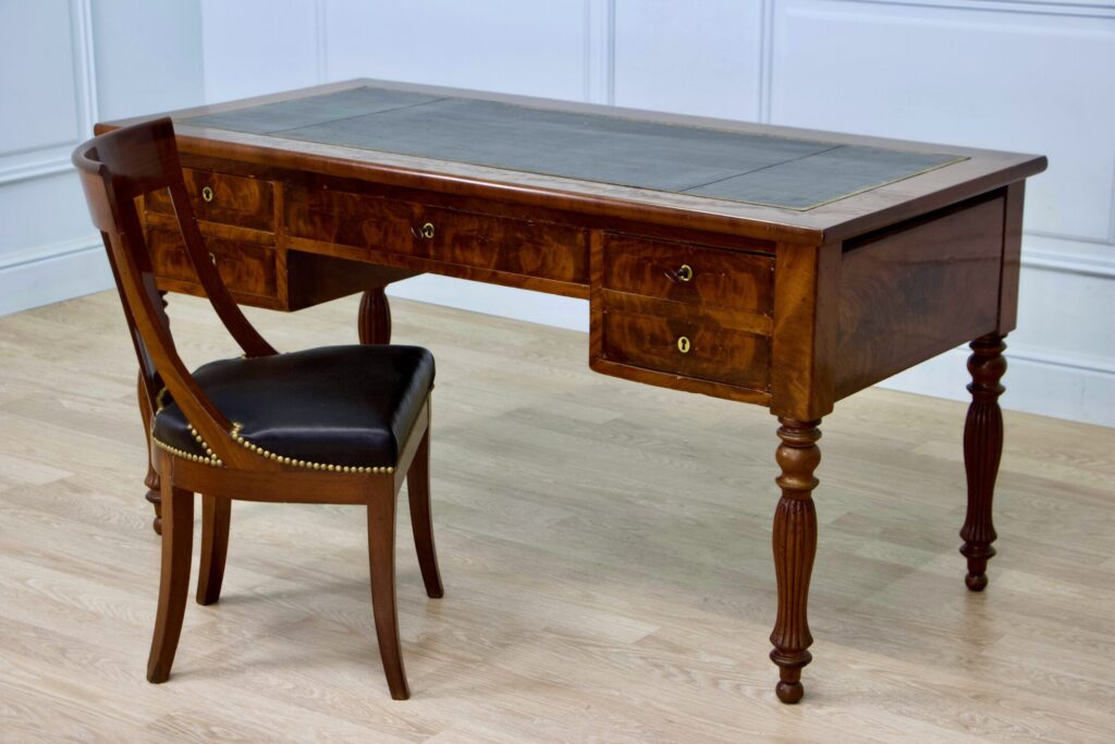 Антикварний письмовий стіл зі стільцем