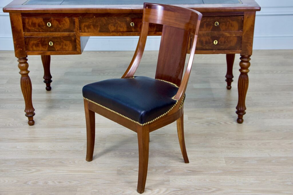 Антикварний письмовий стіл зі стільцем