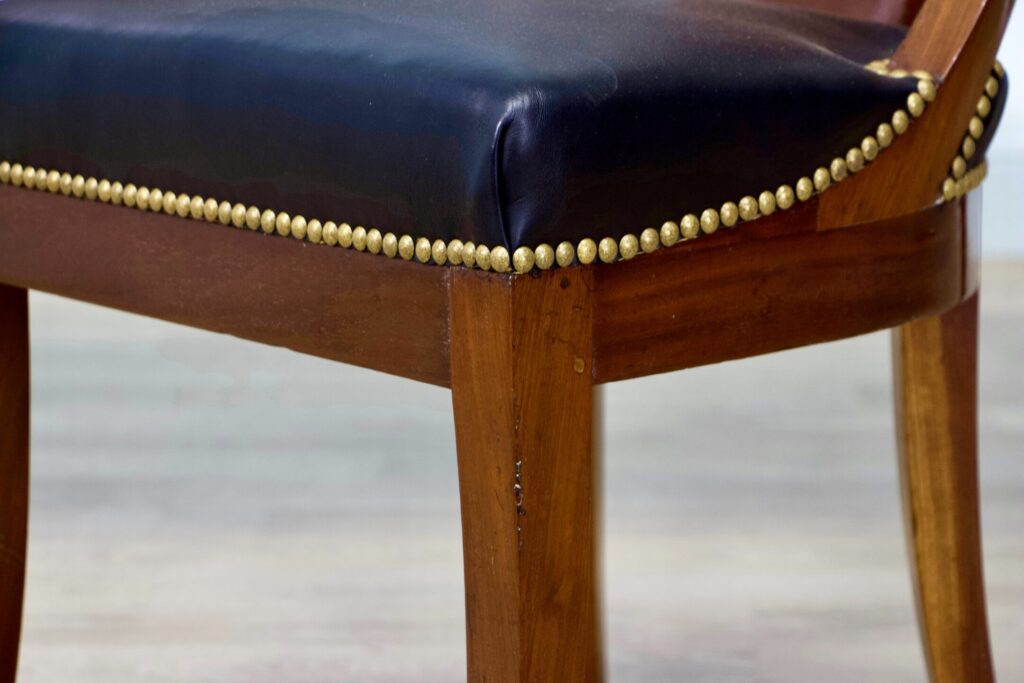 Антикварний письмовий стіл зі стільцем