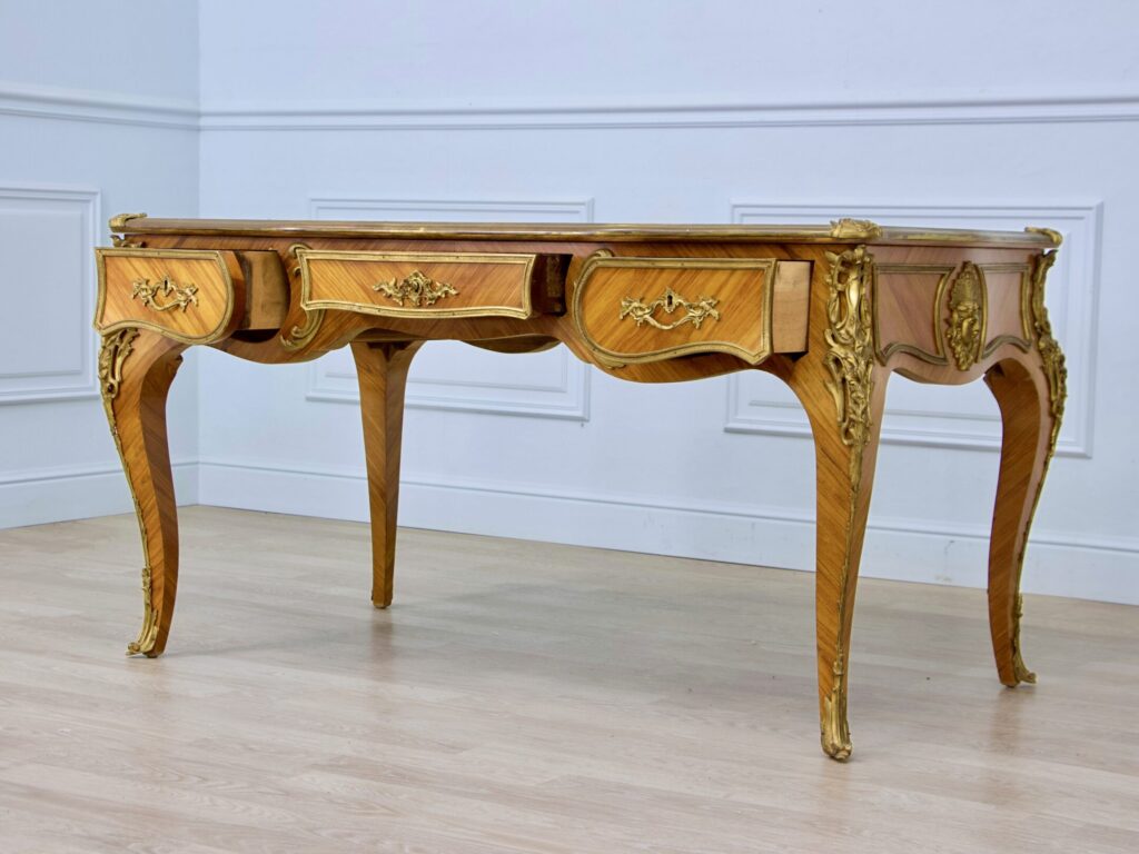 Антикварний письмовий стіл у стилі Людовика XV