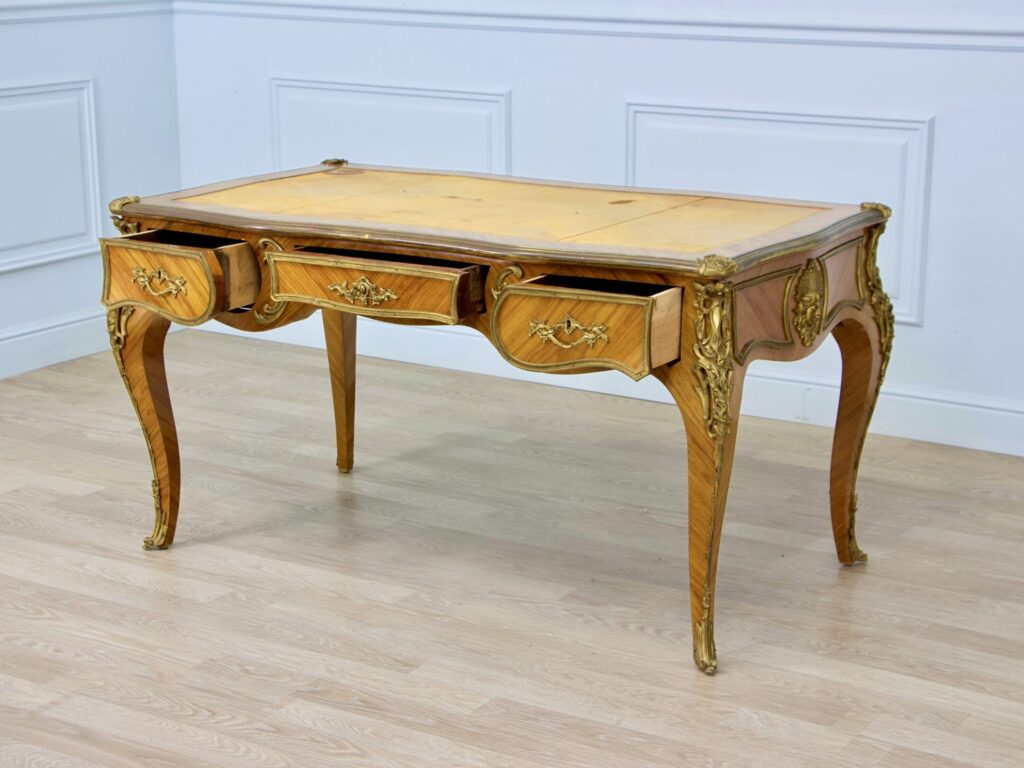 Антикварний письмовий стіл у стилі Людовика XV