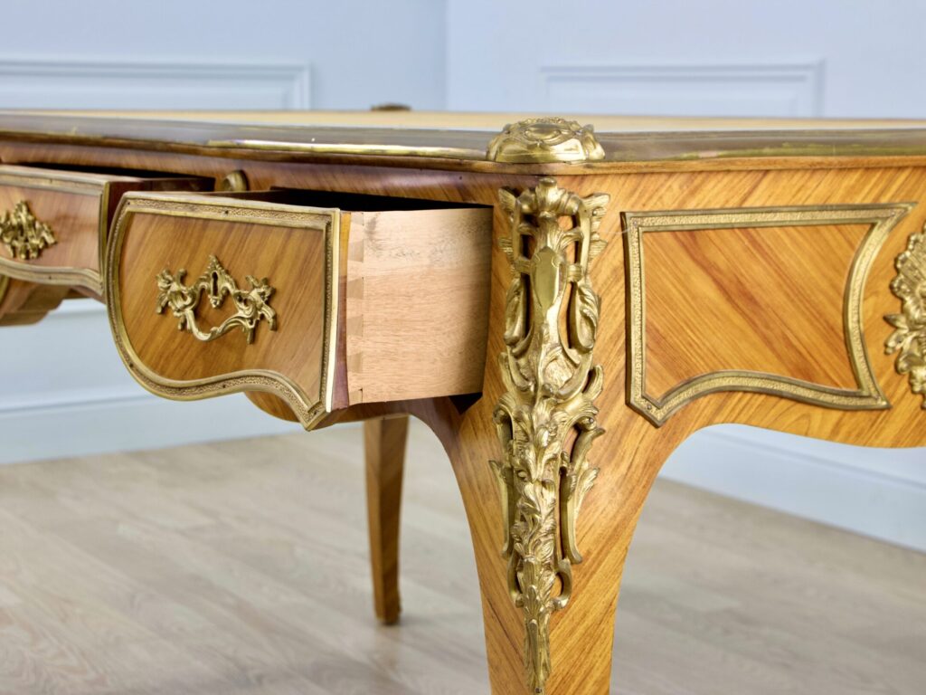 Антикварний письмовий стіл у стилі Людовика XV