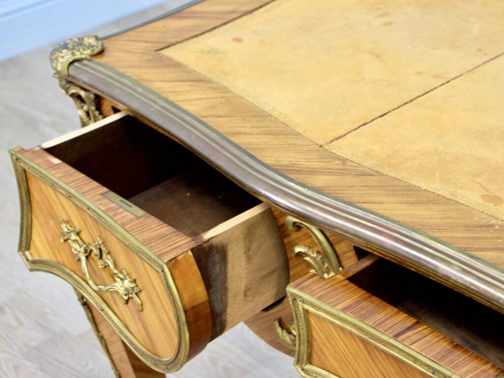 Антикварний письмовий стіл у стилі Людовика XV
