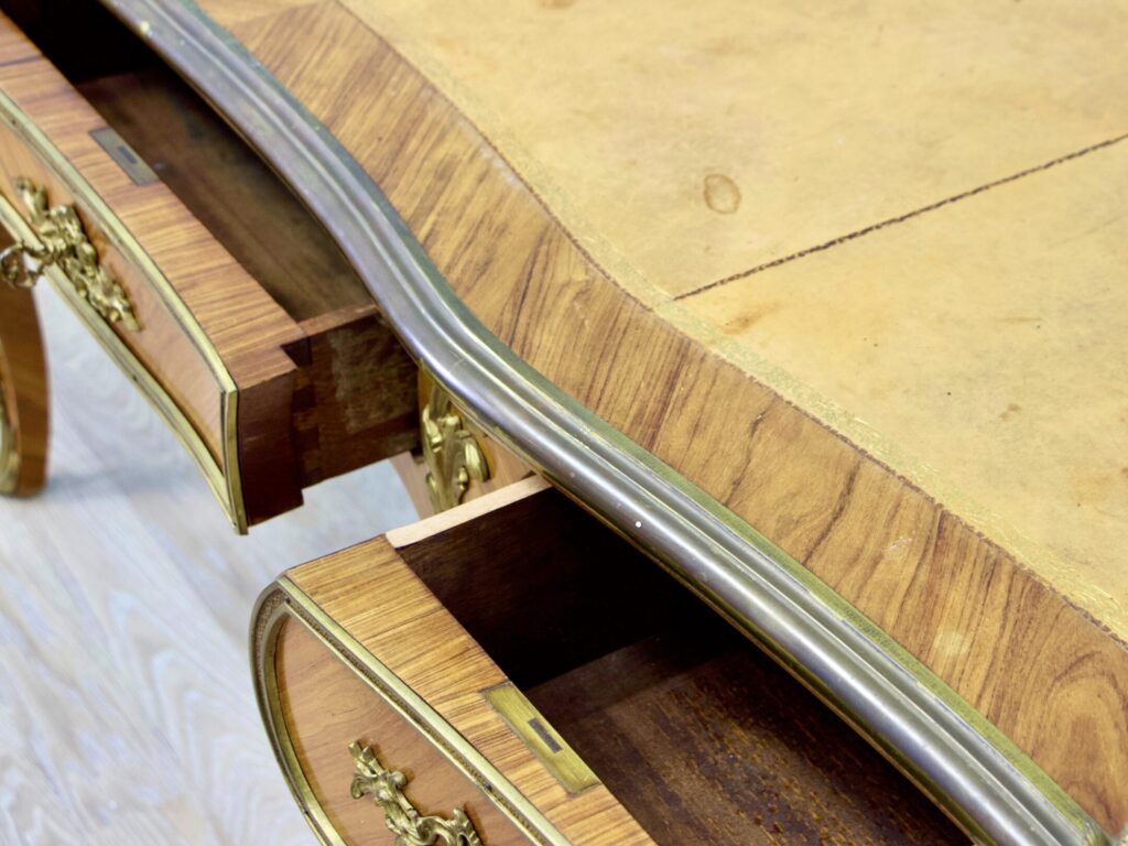 Антикварний письмовий стіл у стилі Людовика XV