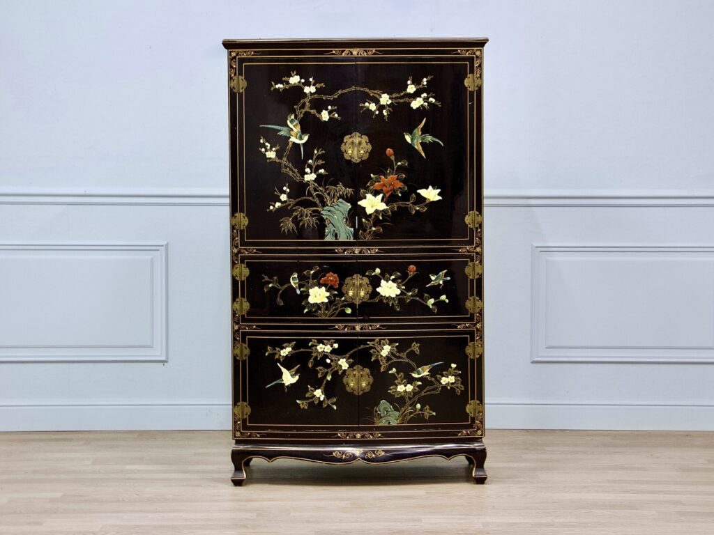 Антикварний комод у стилі Шинуазрі