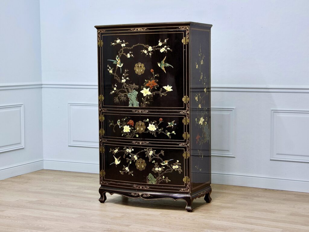 Антикварний комод у стилі Шинуазрі