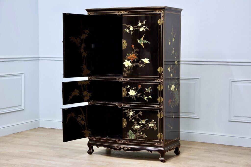 Антикварний комод у стилі Шинуазрі