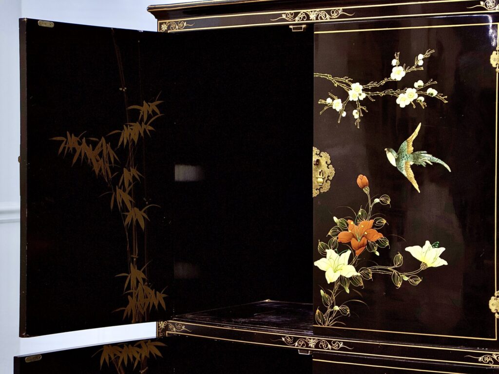 Антикварний комод у стилі Шинуазрі