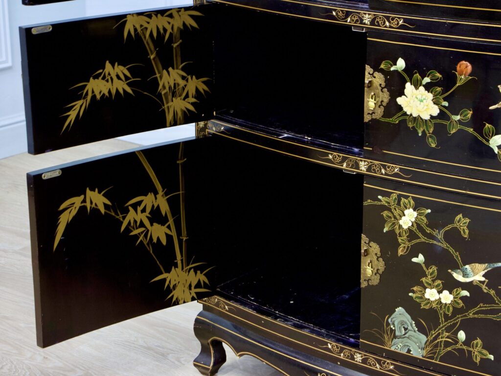 Антикварний комод у стилі Шинуазрі