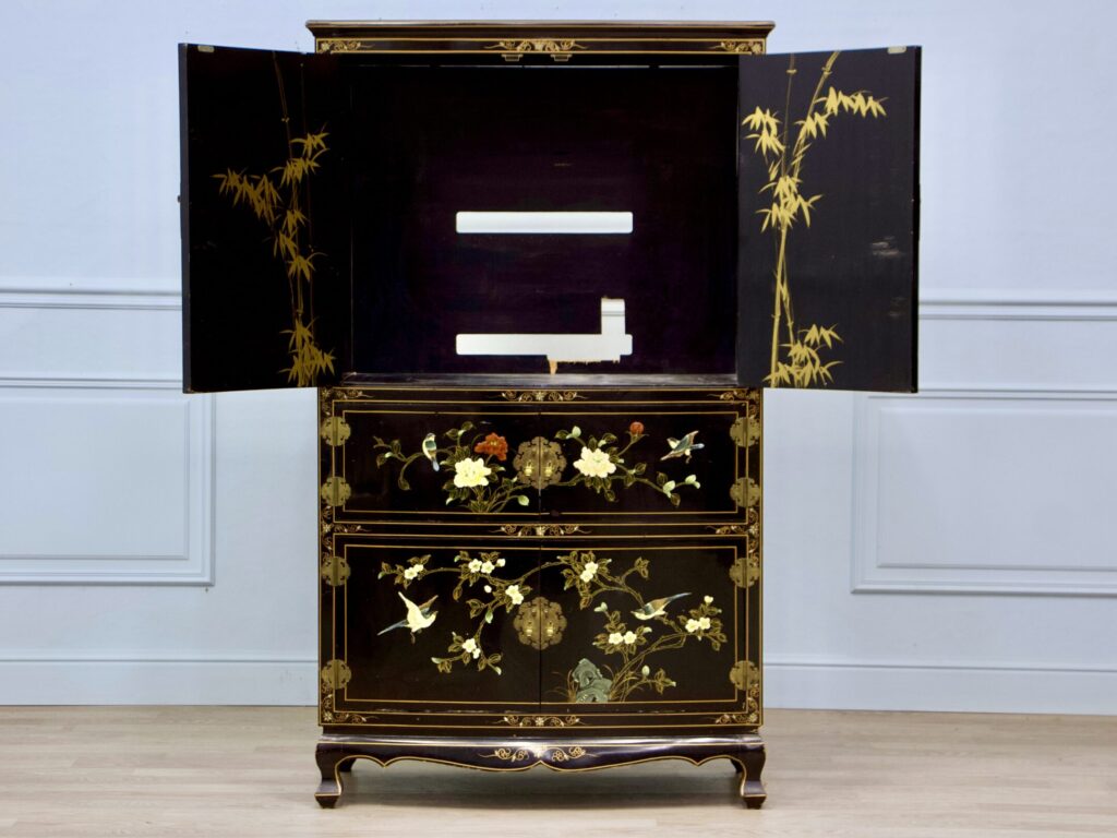 Антикварний комод у стилі Шинуазрі