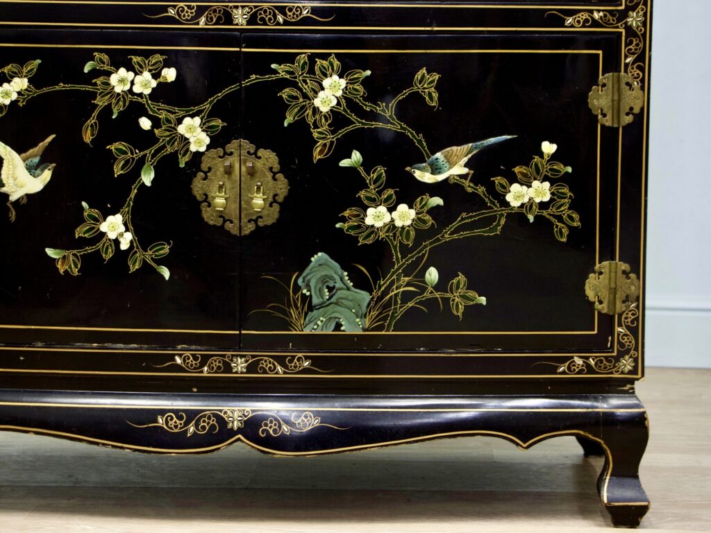 Антикварний комод у стилі Шинуазрі