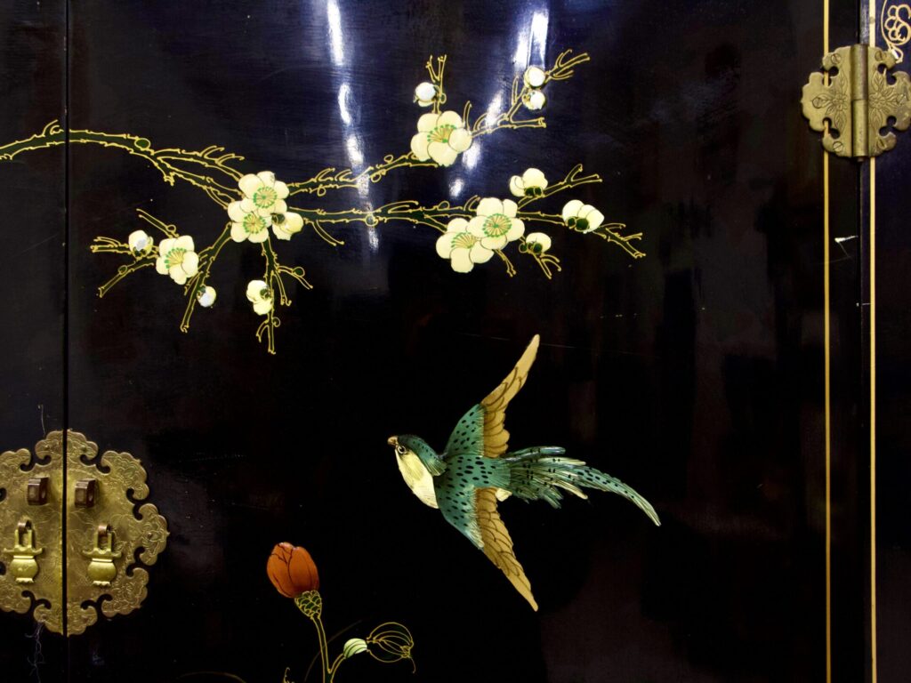 Антикварний комод у стилі Шинуазрі