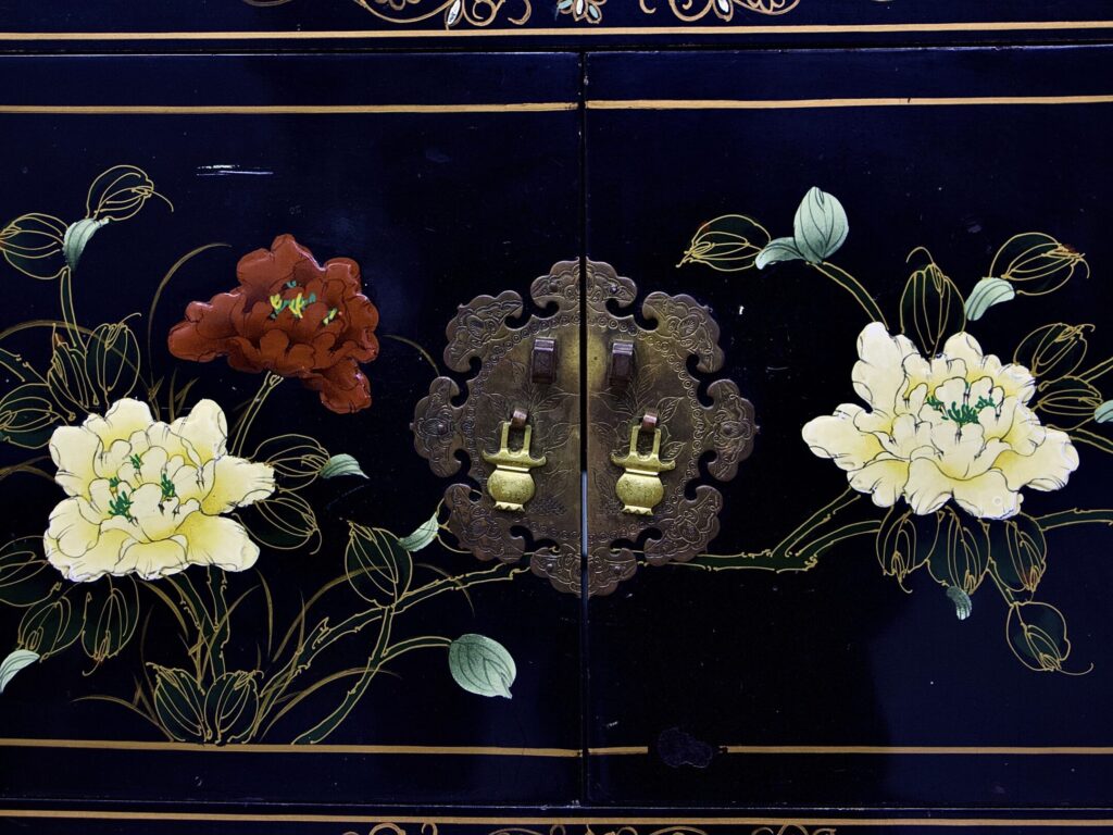 Антикварний комод у стилі Шинуазрі