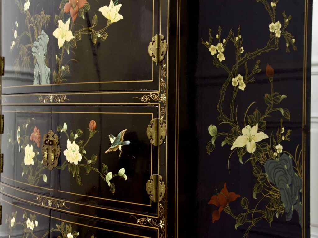 Антикварний комод у стилі Шинуазрі