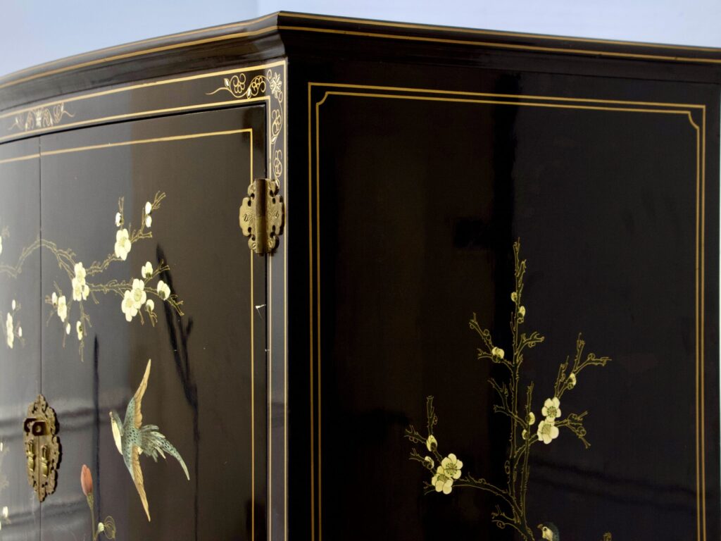 Антикварний комод у стилі Шинуазрі