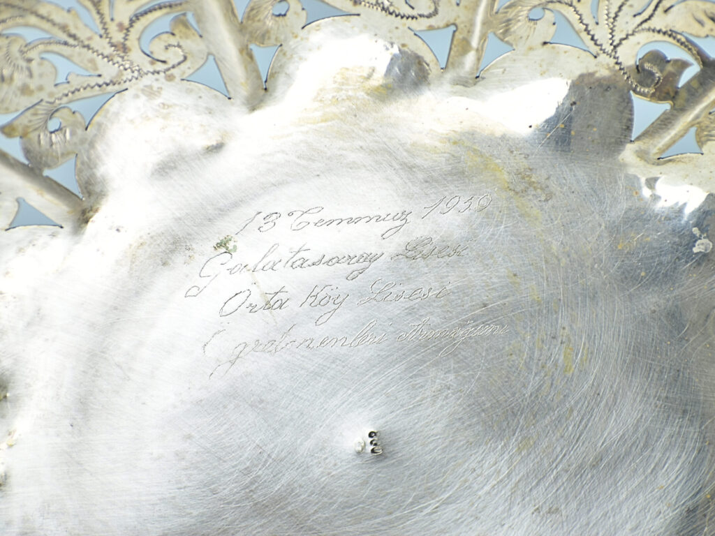 Антикварна срібна таріль