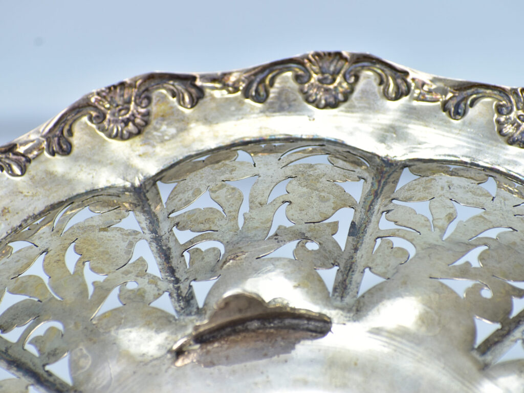 Антикварна срібна таріль