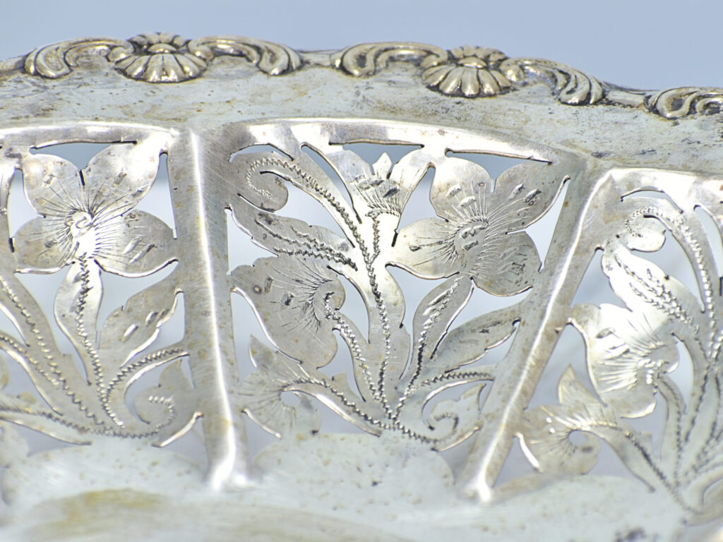 Антикварна срібна таріль