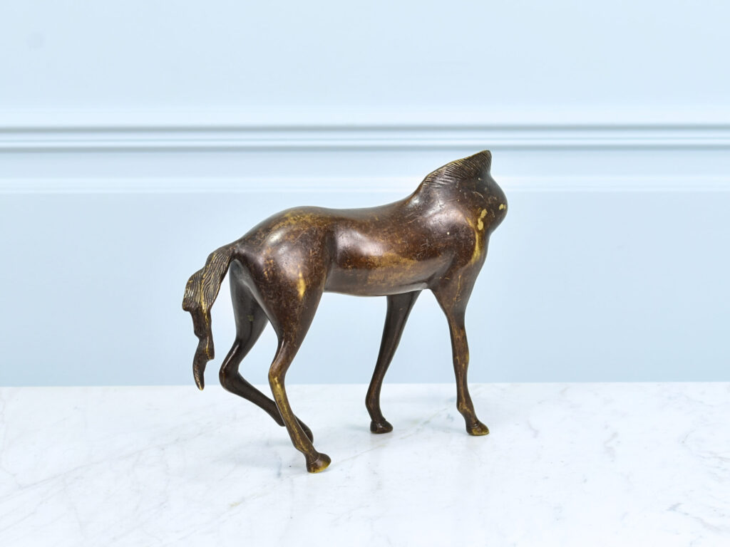 Вінтажна статуетка коня