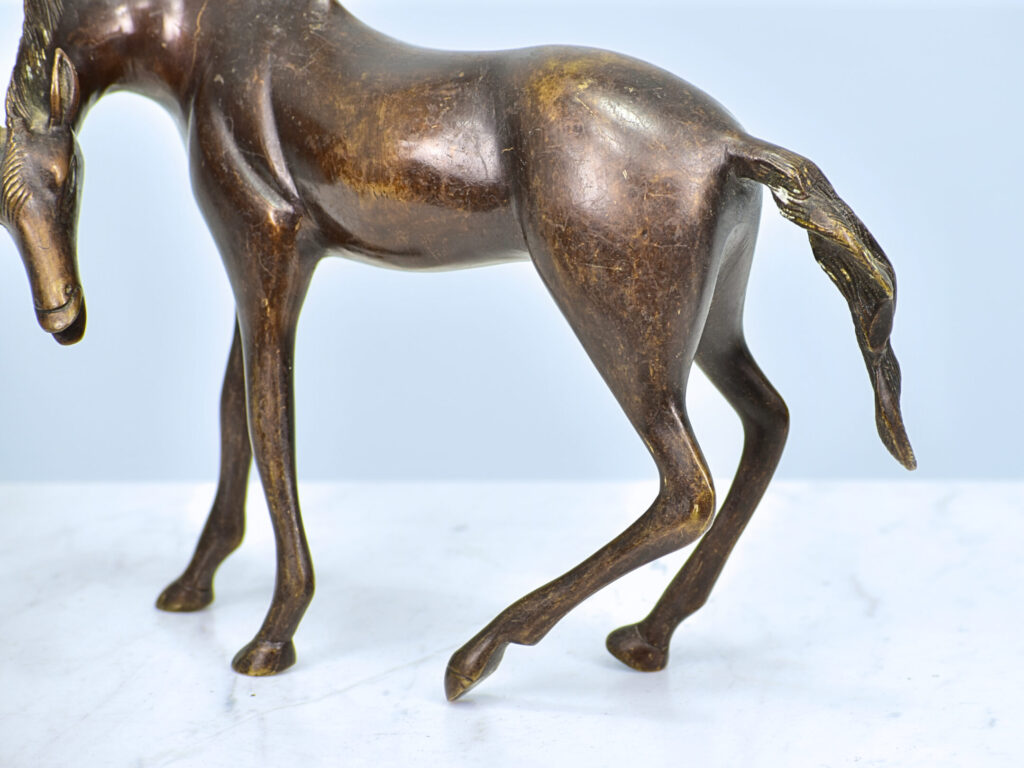 Вінтажна статуетка коня