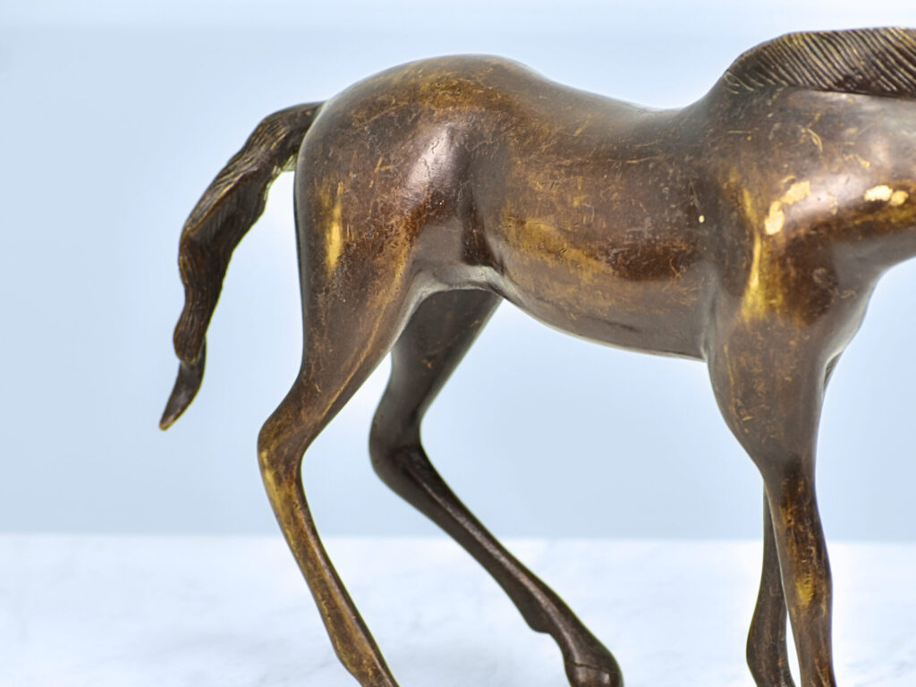 Вінтажна статуетка коня