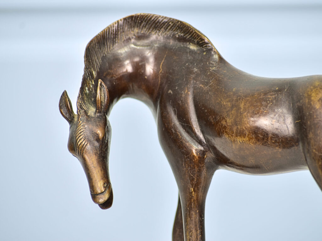 Вінтажна статуетка коня