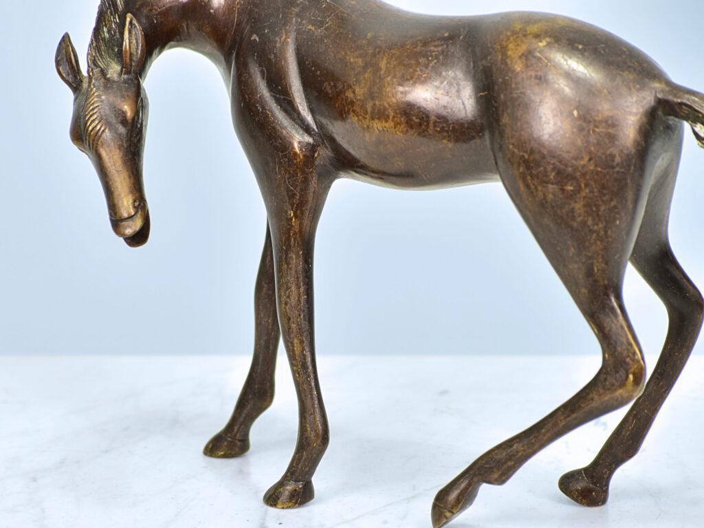 Вінтажна статуетка коня