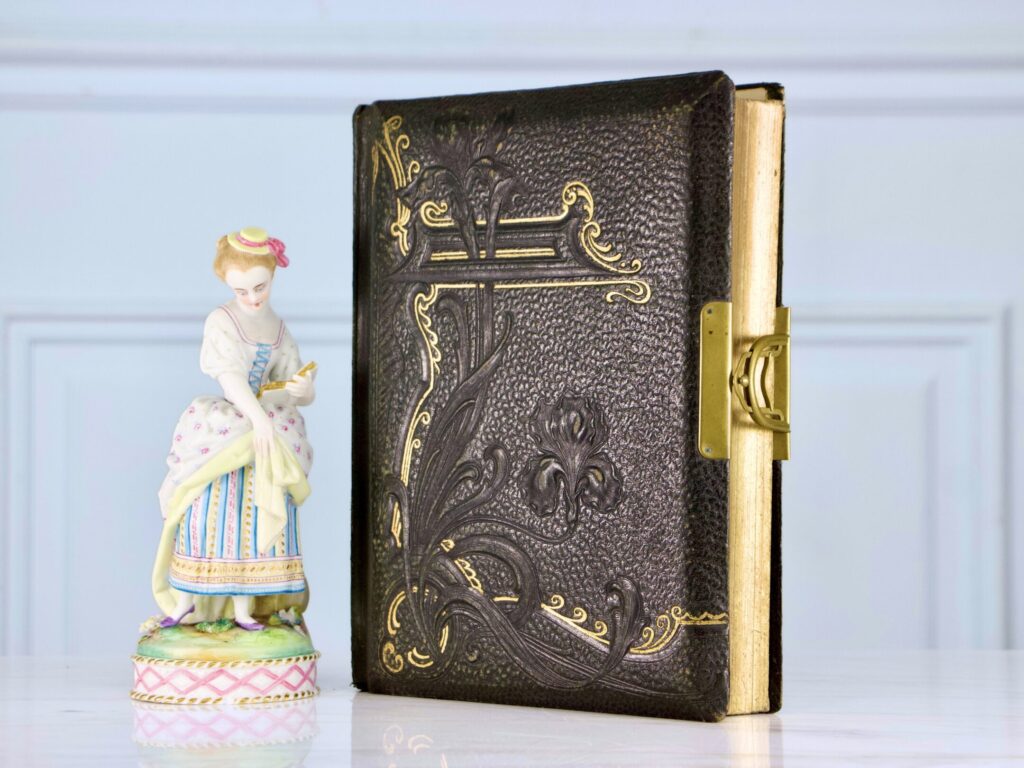 Антикварний фотоальбом