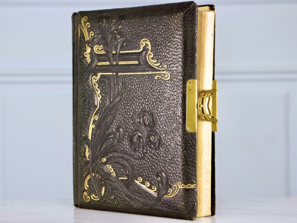 Антикварний фотоальбом