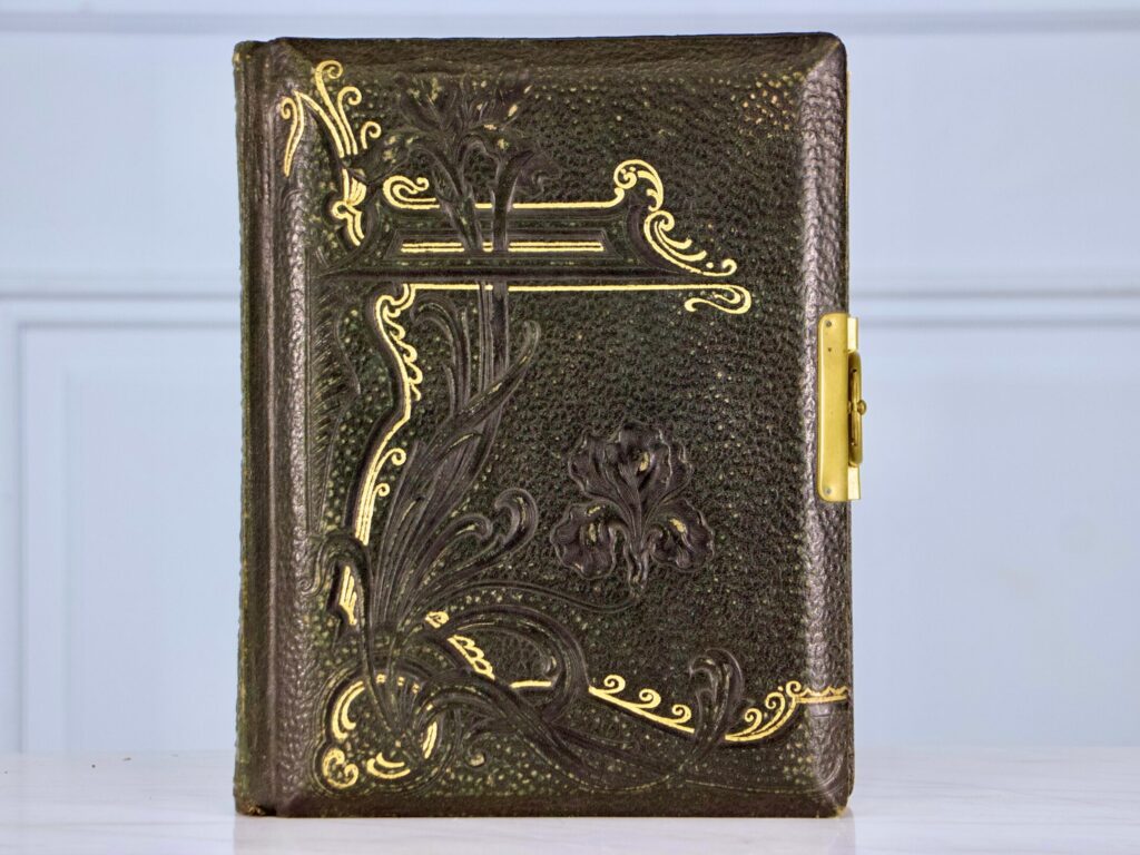 Антикварний фотоальбом