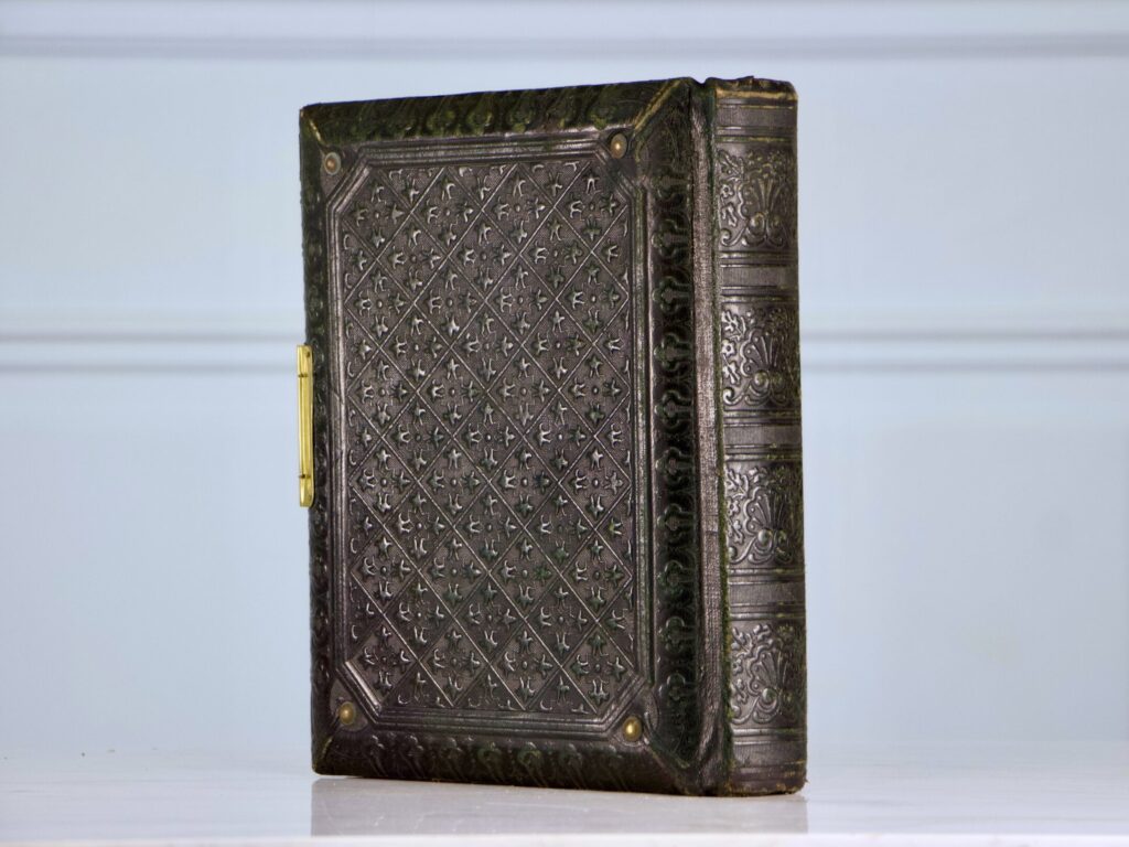 Антикварний фотоальбом