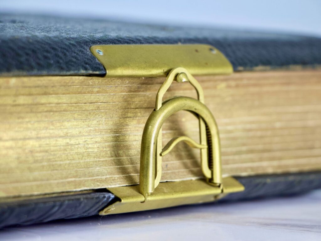 Антикварний фотоальбом