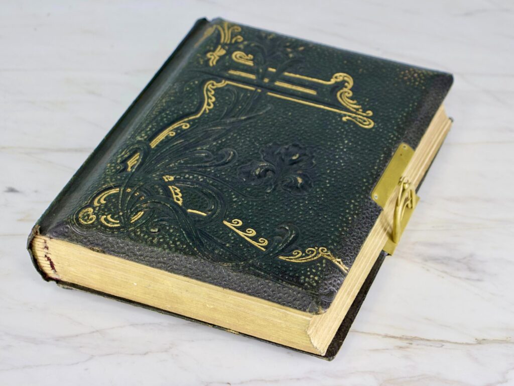 Антикварний фотоальбом